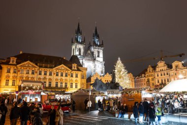 PRAG, CZECH Cumhuriyet - 14. Aralık 2025: Eski kasaba meydanında Noel pazarı (Staromestske namesti). Birçok turist bu bölgeyi ziyaret ediyor ve şehrin tadını çıkarıyor..
