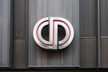 PRAG, ÇEK CUMHURİYETİ - 15. Aralık 2025: Kamu Taşımacılık Şirketi Merkez Dispatch Merkezi 'nin (Centralni dispecink DPP) CD logosu. Praha 2 'deki binanın dış tarafında..