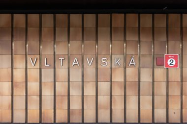 Çek Cumhuriyeti Prag 'daki Vltavska metro istasyonunun adı. Binanın duvarındaki yeraltı platformunda konum işareti. C satırı (kırmızı renk) buraya gelip gidiyor..