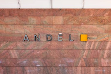 Prag, Çek Cumhuriyeti 'ndeki Andel metro istasyonunun adı. Binanın duvarındaki yeraltı platformunda konum işareti. B hattı (sarı) buraya gelip gidiyor..