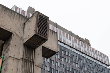 PRAG, ÇEK CUMHURİYETİ - 15. Aralık 2025: Prag şehrinde gaddar mimari. Beton ve çelikten Centrotex ofis binası. Metro istasyonunun havalandırma mili görünür durumda..