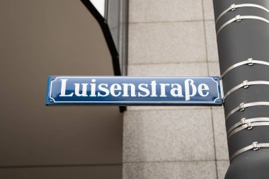 Münih, Almanya 'da Luisenstrasse sokak tabelası. Maxvorstadt bölgesinde şehir içinde bir yol ismi. Bir kavşakta yönü göstermek için imzala.