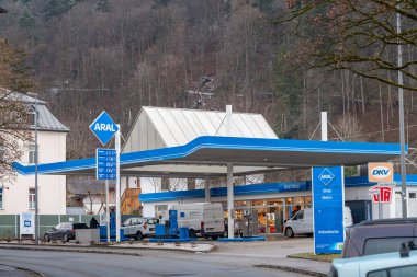 Kötü bir reçete, Almanya - 16. - 16. Ocak 2025: Aral petrol istasyonu dış binası. Arabalardaki fosil yakıtları dolduruyorlar. Benzin istasyonu İngiliz BP şirketine ait..