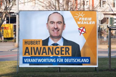 DRESDEN, ALMANY - 8. Şubat 2025: Hubert Aiwanger Freie Waehler için bir seçim posterinde. Bundestagswahl (parlamento seçimleri) için Alman siyasetçi reklamı).