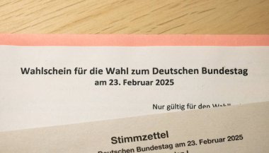 23 'ü için Bundestagswahl 2025 (parlamento seçimleri) oy pusulası. Almanya 'da şubat. Federal hükümet için siyasi bir partiye oy vermek. Alman seçim belgesi.