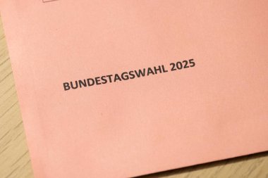 Almanya 'da Bundestagswahl 2025 (parlamento seçimleri). Posta yoluyla oylama için bir zarf. Alman hükümeti ve yönetiminin posta oylaması.