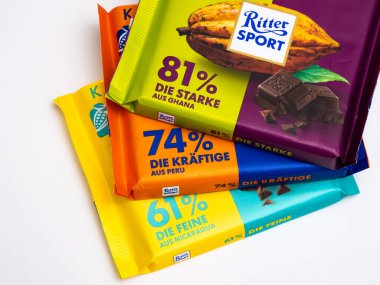 DRESDEN, ALMANY - 3. Kasım 2024: Ritter Sport Kakao Klasse çikolataları üç farklı tipte birbirlerinin üzerinde yatıyorlar. Kakao farklı ülkelerden..