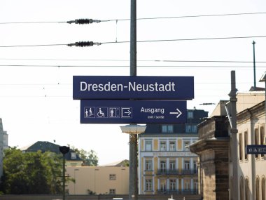 Almanya 'nın Dresden kentindeki tren istasyonunun Dresden-Neustadt (Yeni Şehir) tabelası. Saksonya 'daki seyahat yerinin adı. Toplu taşıma hizmetinin demiryolu platformu.