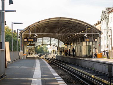 BERLİN, ALMANY - 23. Eylül 2024: Gorlitzer Bahnhof platformun dışını inşa ediyor. Kreuzberg bölgesindeki U-Bahn (yeraltı) tren istasyonu. İnsanlar bekliyor..