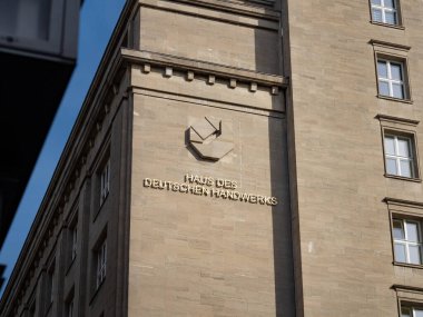 BERLİN, ALMANY - 23. Eylül 2024: Mohrenstrasse 'deki Haus des Deutschen Handwerks (Alman işçiliğinin evi). Duvardaki Zentralverband (merkezi dernek) logosu.
