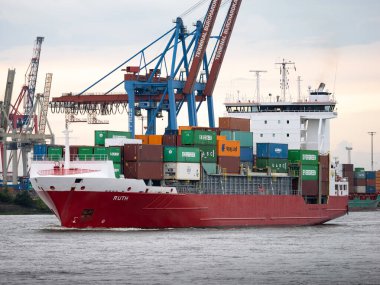HAMBURG, ALMANY - 9. Eylül 2024: Limanda yük taşıyan konteyner gemisi Ruth. Ürünlerin ithalatı ve ihracatı deniz aşırı nakliyat yoluyla yapılıyor. Ekonominin bir parçası olarak lojistik sektörü.
