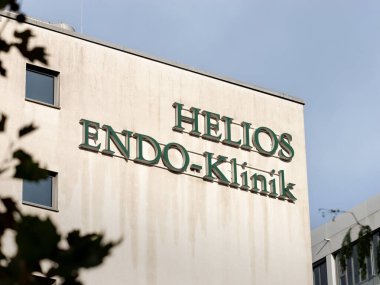 HAMBURG, ALMANY - 11. Eylül 2024: Alman özel hastane şirketinin Helios ENDO-Klinik logosu. Eklem ve omurga hastalıkları üzerine uzmanlaşmış sağlık ve tedavi.