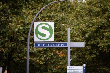 Hamburg 'daki Reeperbahn tren istasyonu. S harfi toplu taşıma hizmetinin S-Bahn girişini gösteriyor. Sankt Pauli bölgesindeki seyahat noktasının konumu.