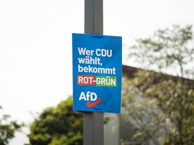 DRESDEN, ALMANY - 21. Ağustos 2024: Doğu Almanya 'da Landtagswahl için Wer CDU whlt, bekommt ROT-GRUEN (CDU' ya oy veren kırmızı-yeşil alır) sloganıyla AfD seçim afişi.
