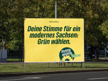 DRESDEN, ALMANY - 21. Ağustos 2024: 2024 devlet seçimleri için Die Gruenen seçim kampanyası posteri. Slogan: 