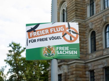 DRESDEN, ALMANY - 21. Ağustos 2024: Freie Sachsen (bağımsız Saksonlar) seçim kampanyası posteri rüzgar enerjisine karşı. Landtagswahl için aşırı sağ siyasi parti reklamları (eyalet seçimleri).