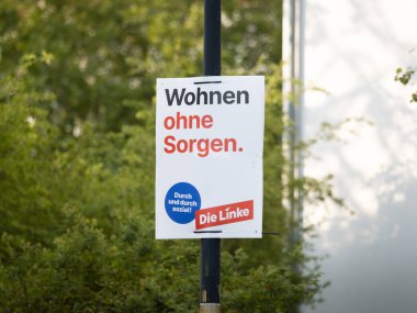 DRESDEN, ALMANY - 21. Ağustos 2024: Die Linke (solda) seçim kampanyası posteri. Uygun fiyatlı konut ve artan kiralara karşı reklam yapıyorlar. Eyalet seçimleri için pankart (Landtagswahl).