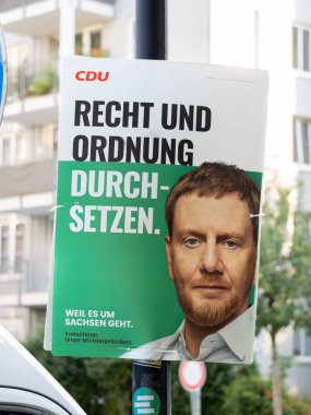 DRESDEN, ALMANY - 21. Ağustos 2024: Michael Kretschmer (CDU) seçim kampanyası posteri. Başbakan 'ın sloganı: Recht und Ordnung durchsetzen (kanun ve düzeni uygula).