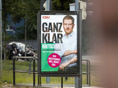 DRESDEN, ALMANY - 21. Ağustos 2024: Michael Kretschmer (CDU) seçim kampanyası posteri. Adayın reklamı ve Saxony 'nin şu anki başbakanı. Hıristiyan Demokratik Partisi üyesi.