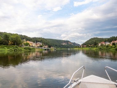 Sakson İsviçre 'nin (Saechsische Schweiz) kumtaşı dağları boyunca Elbe Nehri' nde tekne gezisi. Ulusal park ve Stadt Wehlen solda..