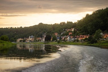 Almanya 'daki Elbe Nehri' nden Stadt Wehlen. Saksonya manzarasında güzel bir gün batımı. Sakson İsviçre 'deki küçük kasaba (Saechsische Schweiz) bir seyahat merkezidir..