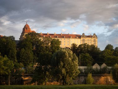 Pirna, Almanya - 16 yaşında. Temmuz 2024: Sonnenstein Kalesi Saksonya 'daki Elbe Nehri' nden görüldü. Ünlü Elbe bisiklet yolu kale binasının altında..