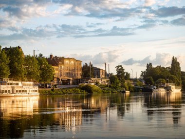 Pirna, Almanya - 16 yaşında. Temmuz 2024: Turist vapurlarının bir yaz günü akşam saatlerinde karaya çıkmaları. Doğu Almanya 'da cazibe ve seyahat yeri. Saksonya 'da boş zaman aktivitesi.