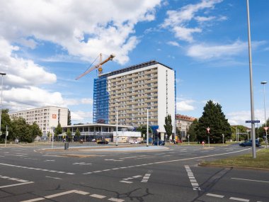 DRESDEN, ALMANY - 13. Temmuz 2024: Grunaer Caddesi 'ndeki apartman. İskeleli 5 kişi. Doğu Almanya 'dan gelen yüksek katlı konut binası, yapısal restorasyon nedeniyle bir inşaat alanı..
