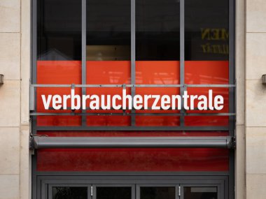 ERFURT, ALMANY - 4. Temmuz 2024: Ortalama insanlar için Alman savunma grubunun verbraucherzentrale (tüketici derneği) logosu. Hükümet dışı kuruluşun dış binası..