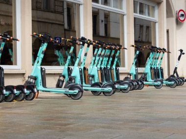 ERFURT, ALMANY - 4. Temmuz 2024: Tiers scooterı şehrin içinde kaldırımda yaya bölgesinde duruyor. Şehirdeki hareketliliğin bir parçası olarak elektrikli araçlar. Taşıma iş modeli.