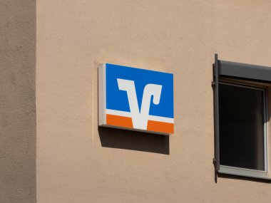 - Kötü haber, Almanya - 5. - 5 mi? Temmuz 2024: Volksbank Raiffeisenbank logosu Alman kooperatif bankasının logosu. Bavyera 'daki perakende müşteriler için mali hizmet.
