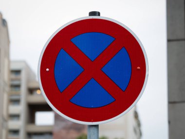 Almanya 'da yasaklama levhasının durdurulması. Bu bölgede arabayı durdurmanız yasaktır. Genellikle garaj yolunda ya da itfaiye girişinde. Sembolü kapat.