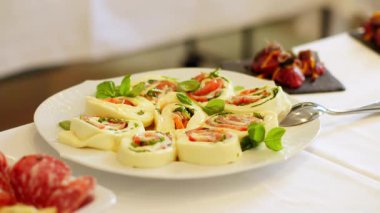 Açık büfedeki somon fırıldağı. Bir etkinlikte gurme yemek servisi. Kutlamada aperatif olarak taze balık dilimi..