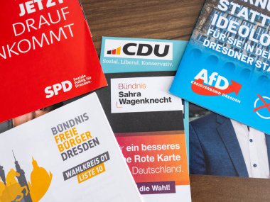 DRESDEN, ALMANA - 31. Mayıs 2024: Belediye seçimleri için siyasi broşürler. Masada yatan CDU, SPD, AfD, BSW gibi farklı Alman partileri. Daha fazla seçmen kazanmak için posta kutusu reklamı.