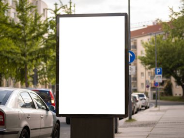 Reklam panosunu test etmek için reklam panosu şablonu alanı. Posterin dikey oryantasyonu. İlan vermek için beyaz kutu. Arka planda Almanya 'da bir şehir merkezi yer almaktadır..
