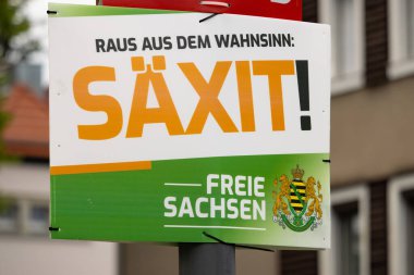 DRESDEN, ALMANY - 7. Mayıs 2024: Freie Sachsen (bağımsız Saksonlar) aşırı sağ siyasi partinin seçim kampanyası posteri. Kentteki reklam pankartı Saksonya için daha fazla bağımsızlık talep ediyor.