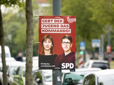 DRESDEN, ALMANY - 6. Mayıs 2024: SPD partisinin genç siyasetçiler Elli Martius ve Matthias Lueth ile birlikte seçim kampanyası posteri. Toplu seçimler için adaylar Jusos üyeleridir..