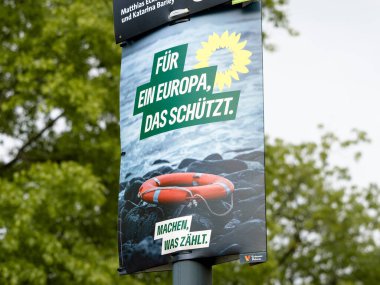 DRESDEN, ALMANY - 6. Mayıs 2024: Avrupa seçimleri için Die Gruenen seçim kampanyası posteri. Reklamdaki can simidi. Çevreciler için demokratik siyasi parti.