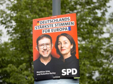 DRESDEN, ALMANY - 6. Mayıs 2024: SPD partisinin 2024 Avrupa seçimleri için siyasetçi Matthias Ecke ve Katarina Barley ile birlikte seçim kampanyası posteri. Lamba direğine asılı bir pankart.