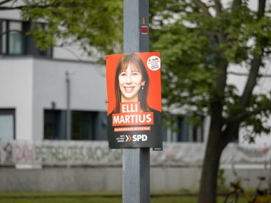 DRESDEN, ALMANY - 6. Mayıs 2024: SPD partisinin siyasi Elli Martius ile seçim kampanyası posteri. Aday, Saksonya 'da yapılacak genel seçimlere katılmayı teklif ediyor..