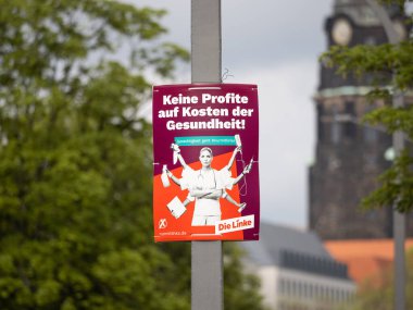 DRESDEN, ALMANY - 6. Mayıs 2024: Die Linke (solda) sağlık sektöründe kapitalizme karşı seçim kampanyası posteri. Saksonya 'daki Avrupa Seçimleri için reklam afişi.