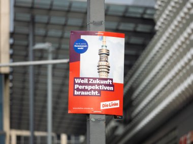 DRESDEN, ALMANY - 6. Mayıs 2024: Die Linke (solda) Saksonya 'daki ortak seçimler için kampanya posteri. Televizyon kulesi binası reklam panosunda..
