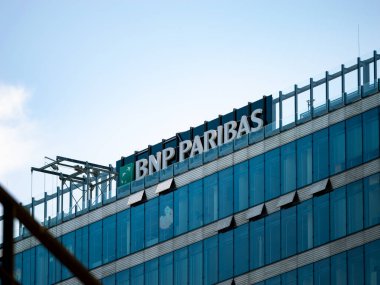 BERLİN, ALMANA - 30. Nisan 2024: BNP Paribas bankasının başkentteki bir binanın logosu. Camdan görünüşlü modern bir ofis kompleksi. Çok uluslu şirket ve büyük işveren..