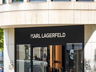 BERLİN, ALMANA - 30. Nisan 2024: Mağaza girişinde Karl Lagerfeld logosu var. Tasarımcı kıyafetlerinin lüks perakendecisi Kurfuerstendamm 'da bulunmaktadır. Zengin insanlar için popüler moda markası.