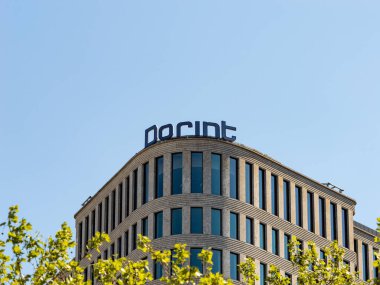 BERLİN, ALMANA - 30. Nisan 2024: Dorint Otel logosu bir binanın çatısında. Yaşam tarzı oteli, Charlottenburg 'da, Kurfuerstenstrae' nin yanında yer alan bir iş yeri..