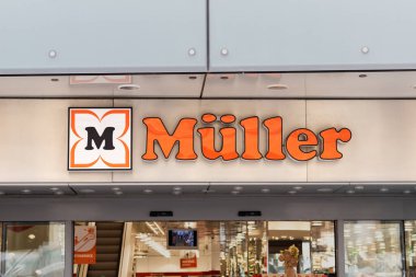 LEIPZIG, ALMANY - 27. Nisan 2024: Alman eczanesinin Mueller logosu. Kozmetik ve tüketici ürünleri perakendecisi, Avrupa 'da pek çok mağazası olan çok uluslu bir şirket..