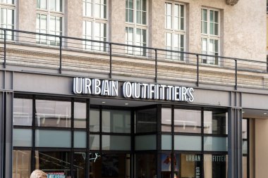 LEIPZIG, ALMANY - 27. Nisan 2024: Şehrin alışveriş caddesindeki moda mağazasının Urban Outfitters logosu. Avrupa 'da Amerikan yaşam tarzı perakendecisi.