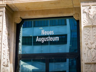 LEIPZIG, ALMANY - 27. Nisan 2024: Evin girişindeki Neue Augusteum bina ismi. Kampüsteki Leipzig Üniversitesi 'nin ana binası. Girişi kapatın..