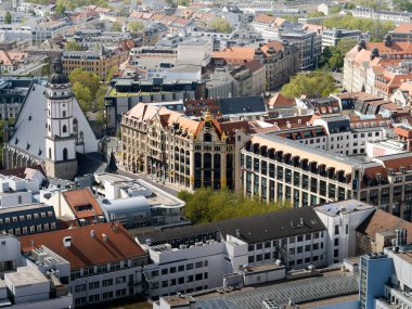 LEIPZIG, ALMANY - 27. Nisan 2024: Ticaret Bankası hava manzaralı. Bankanın eski Jugendstil mimarisi güzeldir ve eski adıyla Kaufhaus Ebert (mağaza) olarak bilinirdi.).