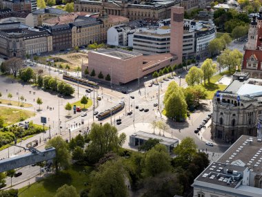 LEIPZIG, ALMANY - 27. Nisan 2024: Yukarıdan Wilhelm Leuschner Platz 'da büyük kavşak. Kentsel altyapı ve şehir içinde farklı ulaşım yöntemleri.
